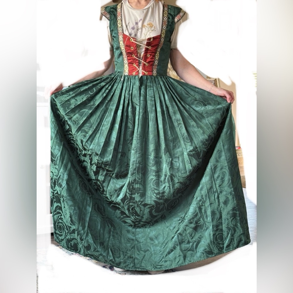 Faire Renaissance/Cosplay/Medieval/Highland Dress in Emerald.